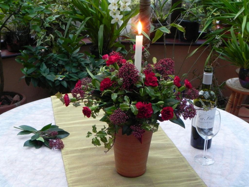 Make a Christmas arrangement; a quick and easy table centrepiece